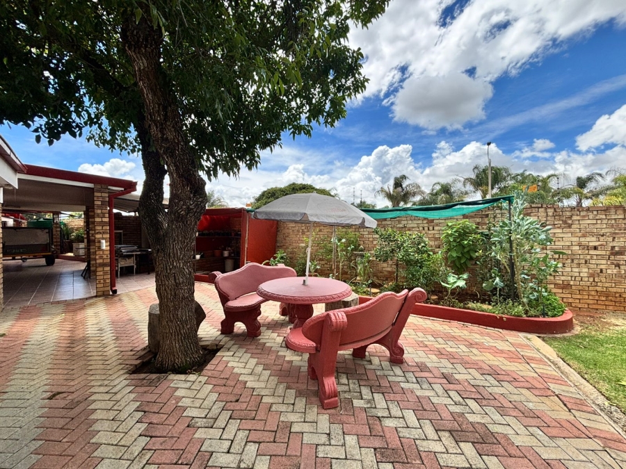 5 Bedroom Property for Sale in Flamwood North West